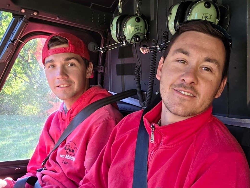 Léo et Thibault en hélicoptère pour rejoindre un chantier que la route ne dessert pas.